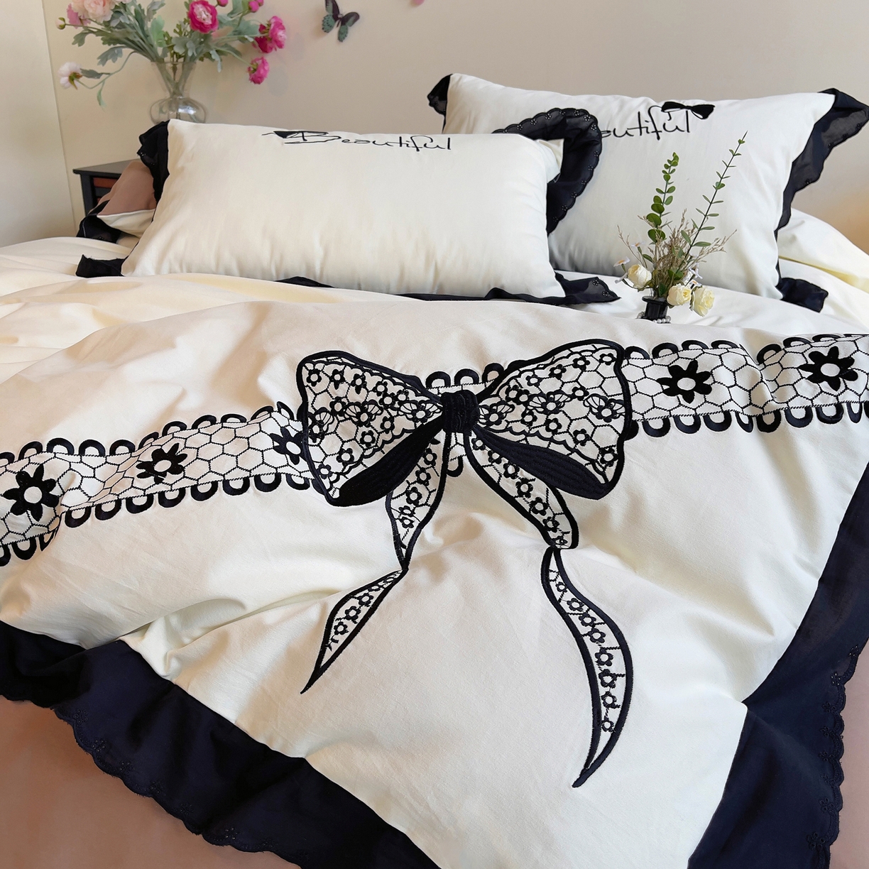 91家纺网 家纺一手货源 找家纺 炫拼家纺 2026新款全棉纯棉韩版磨毛刺绣镂空花边纯棉四件套-邂逅系列 邂逅-奶昔白