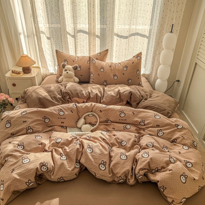 91家纺网 家纺一手货源 找家纺 森璐家纺 2025新款云感双层纱卡通萌趣四件套 遇见-咖啡布布