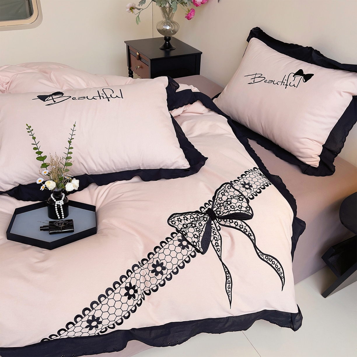 91家纺网 家纺一手货源 找家纺 炫拼家纺 2026新款全棉纯棉韩版磨毛刺绣镂空花边纯棉四件套-邂逅系列 邂逅-蜜茶粉