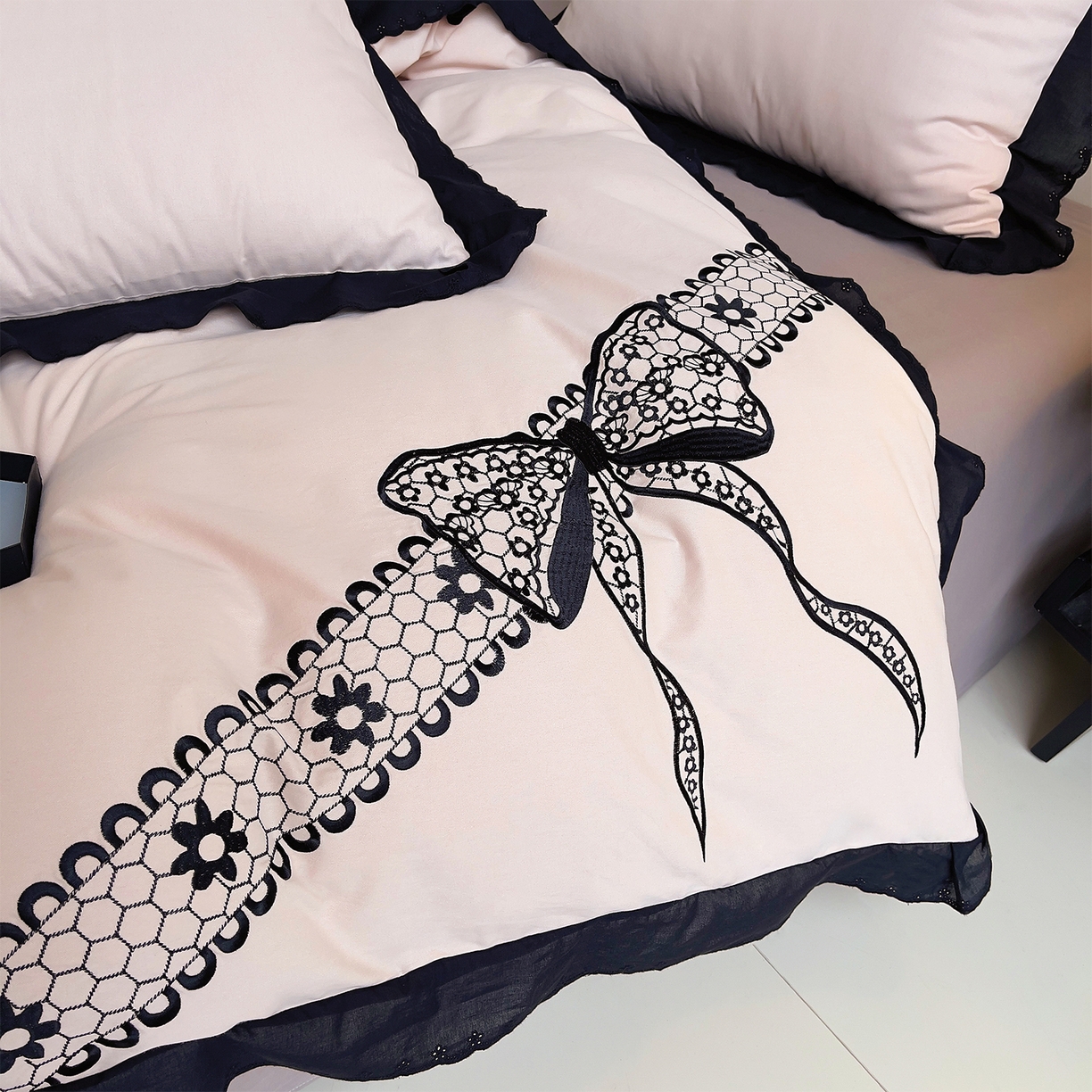 91家纺网 家纺一手货源 找家纺 炫拼家纺 2026新款全棉纯棉韩版磨毛刺绣镂空花边纯棉四件套-邂逅系列 邂逅-蜜茶粉