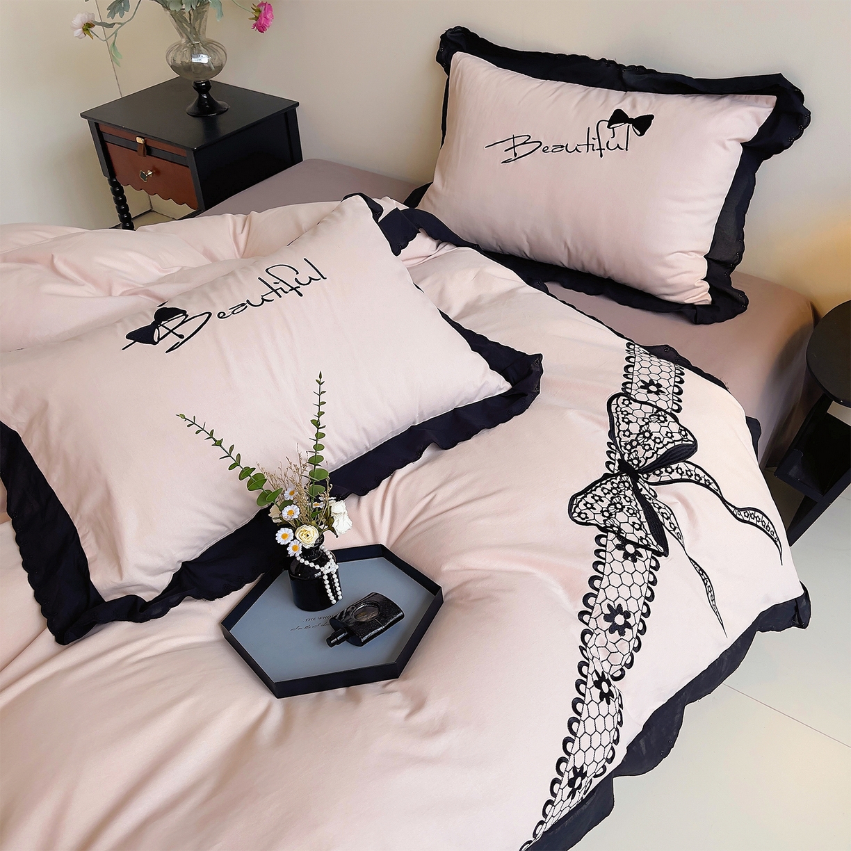 91家纺网 家纺一手货源 找家纺 炫拼家纺 2026新款全棉纯棉韩版磨毛刺绣镂空花边纯棉四件套-邂逅系列 邂逅-蜜茶粉