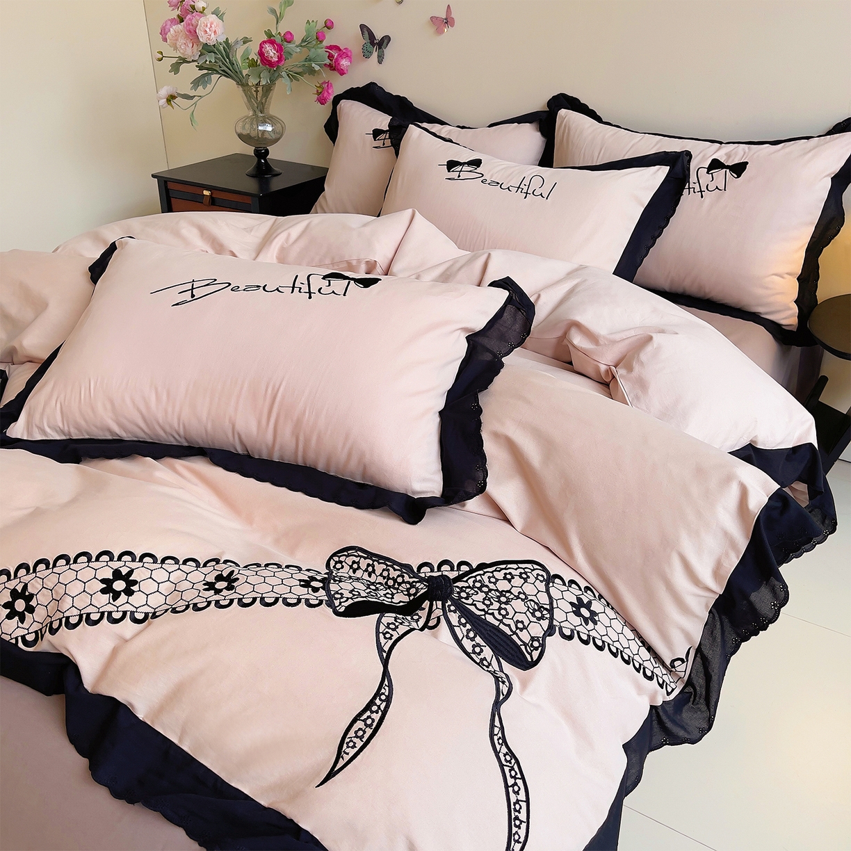 91家纺网 家纺一手货源 找家纺 炫拼家纺 2026新款全棉纯棉韩版磨毛刺绣镂空花边纯棉四件套-邂逅系列 邂逅-蜜茶粉