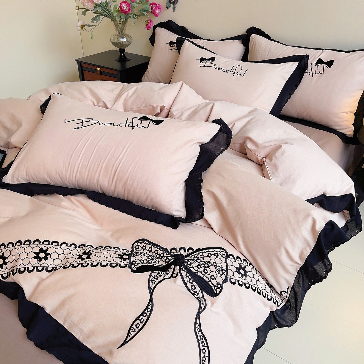 91家纺网 家纺一手货源 找家纺 炫拼家纺 2026新款全棉纯棉韩版磨毛刺绣镂空花边纯棉四件套-邂逅系列 邂逅-蜜茶粉