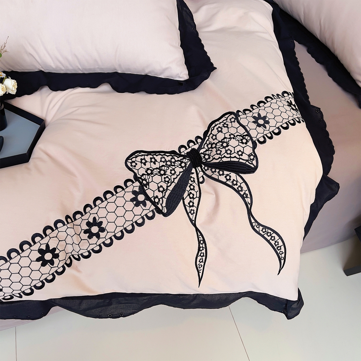 91家纺网 家纺一手货源 找家纺 炫拼家纺 2026新款全棉纯棉韩版磨毛刺绣镂空花边纯棉四件套-邂逅系列 邂逅-蜜茶粉