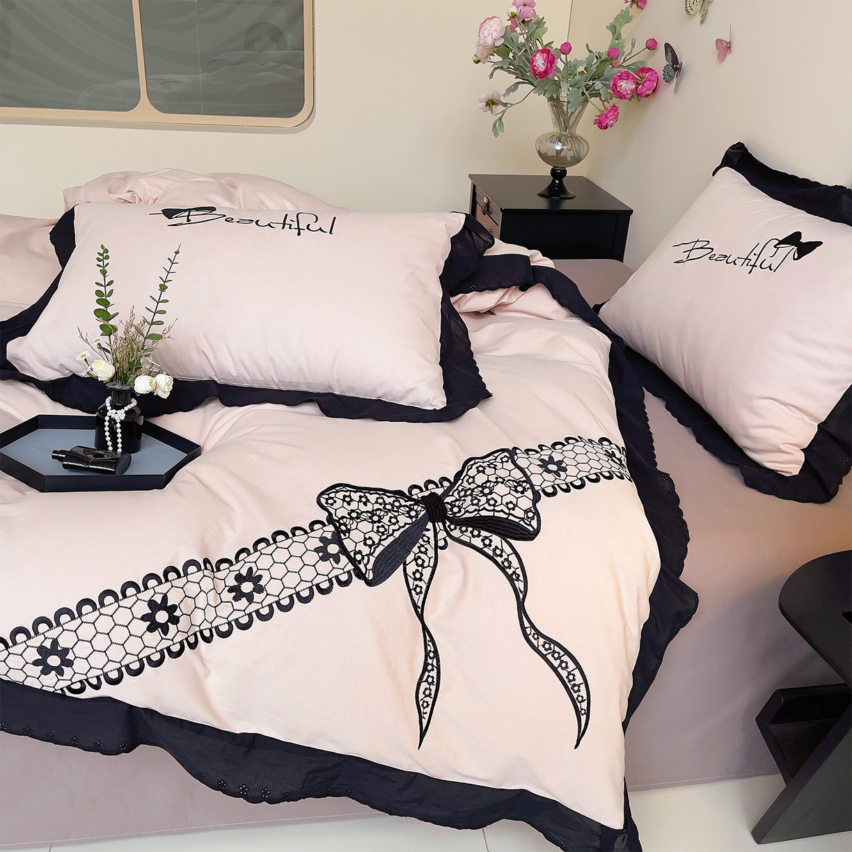 91家纺网 家纺一手货源 找家纺 炫拼家纺 2026新款全棉纯棉韩版磨毛刺绣镂空花边纯棉四件套-邂逅系列 邂逅-蜜茶粉