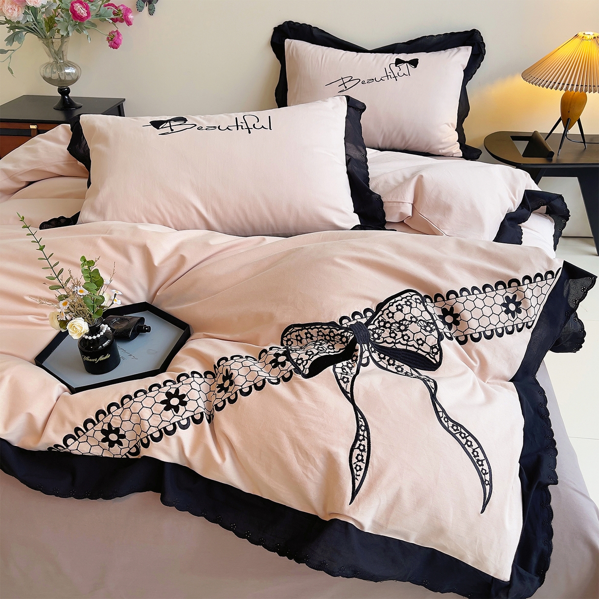 91家纺网 家纺一手货源 找家纺 炫拼家纺 2026新款全棉纯棉韩版磨毛刺绣镂空花边纯棉四件套-邂逅系列 邂逅-蜜茶粉