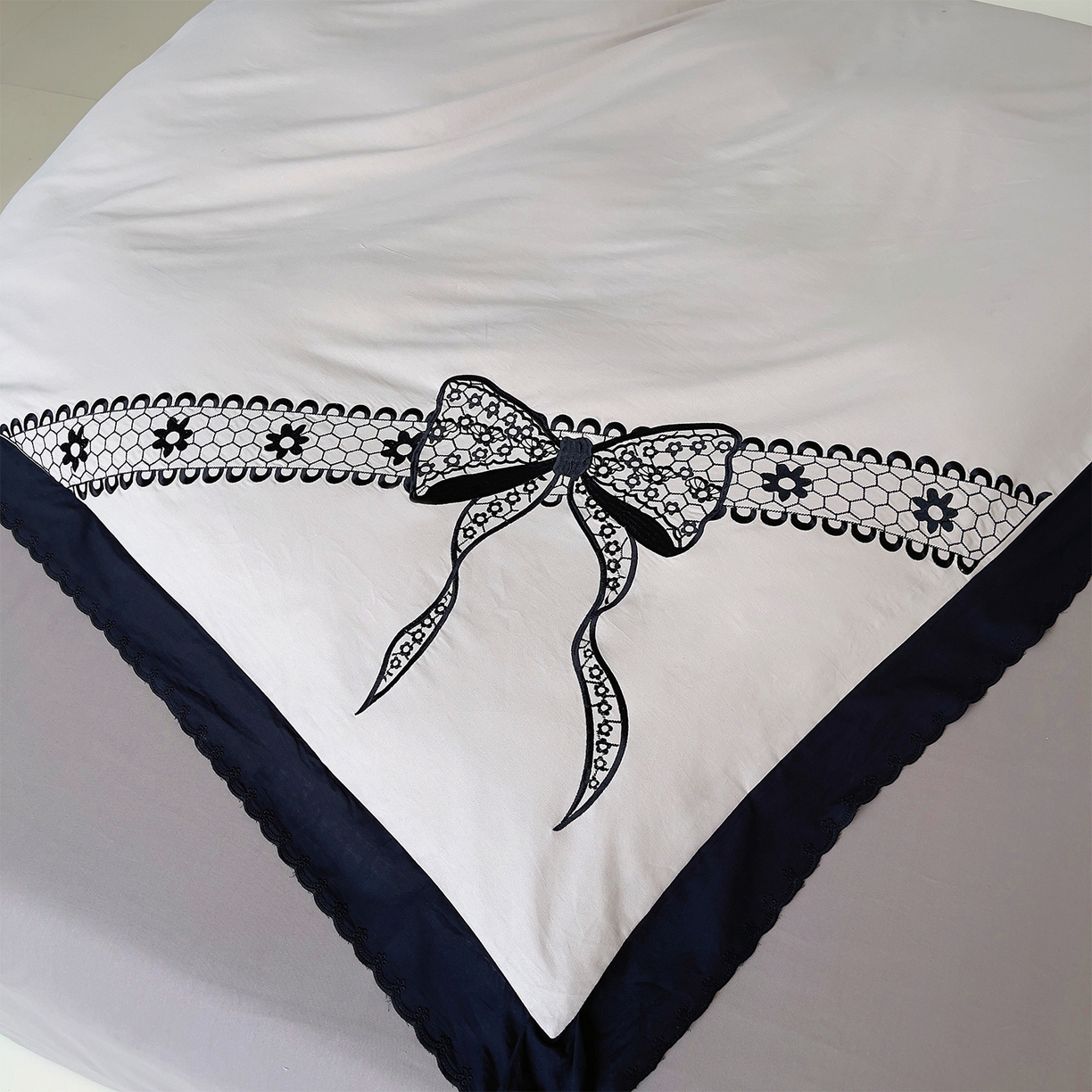 91家纺网 家纺一手货源 找家纺 炫拼家纺 2026新款全棉纯棉韩版磨毛刺绣镂空花边纯棉四件套-邂逅系列 邂逅-奶茶