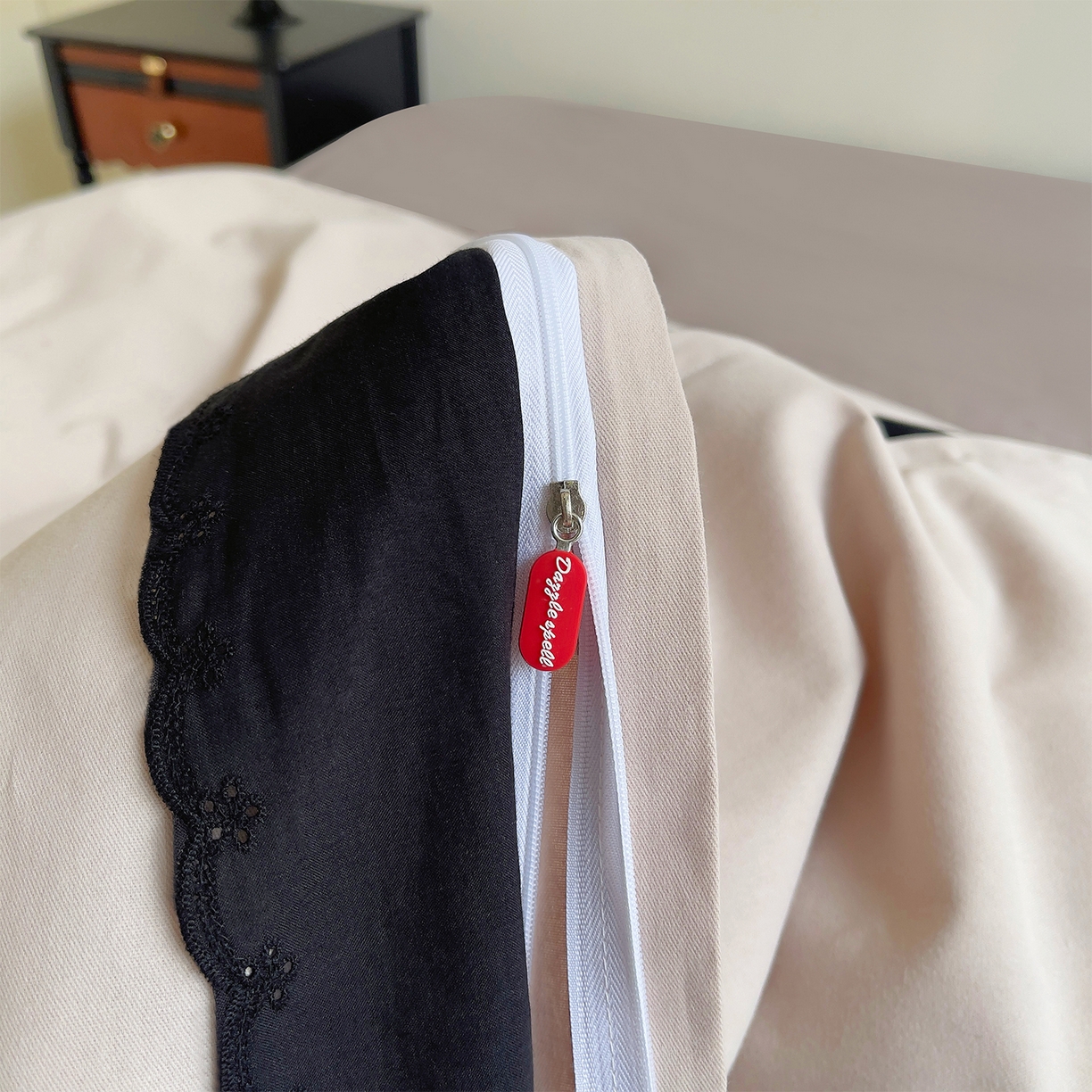 91家纺网 家纺一手货源 找家纺 炫拼家纺 2026新款全棉纯棉韩版磨毛刺绣镂空花边纯棉四件套-邂逅系列 邂逅-奶茶