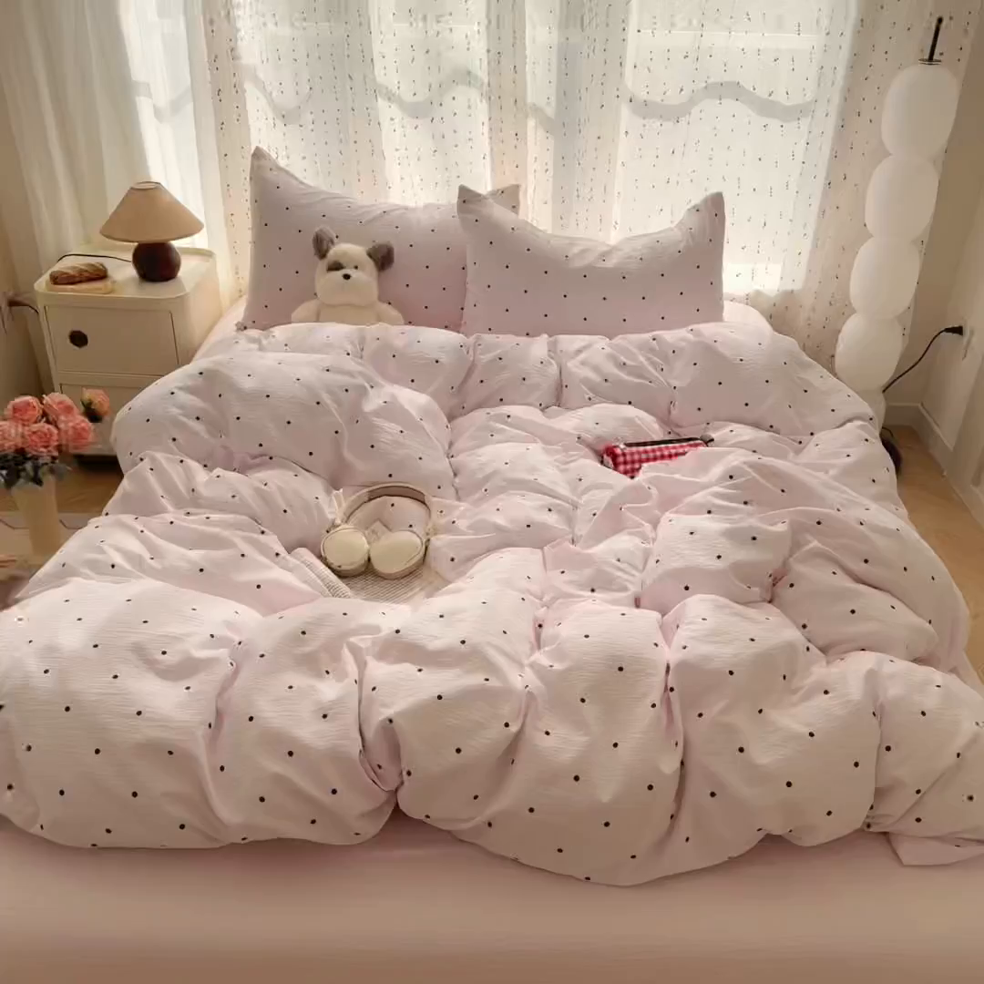 91家纺网 家纺一手货源 找家纺 森璐家纺 2025新款云感双层纱卡通萌趣四件套 遇见-奶昔波点