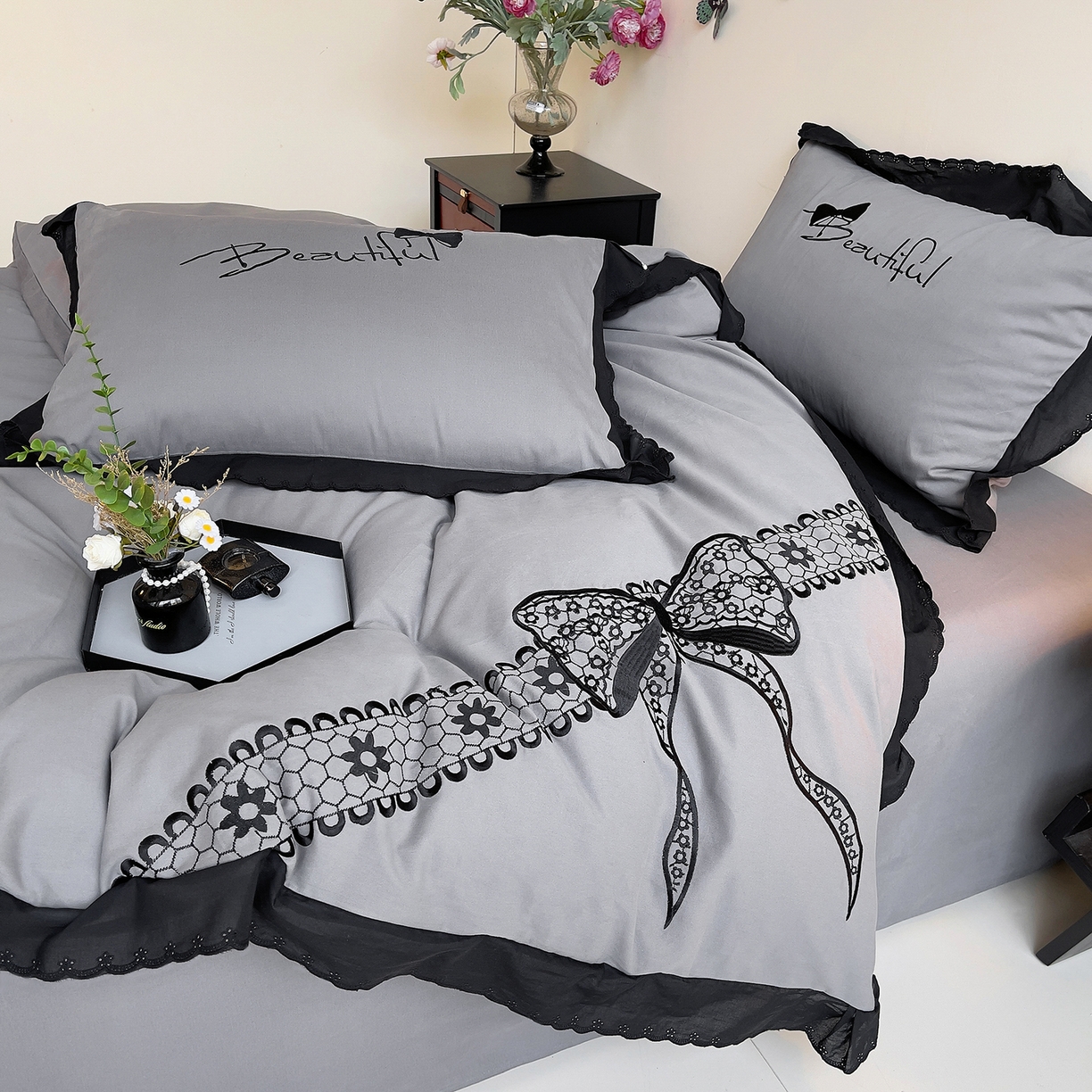 91家纺网 家纺一手货源 找家纺 炫拼家纺 2026新款全棉纯棉韩版磨毛刺绣镂空花边纯棉四件套-邂逅系列 邂逅-高级灰