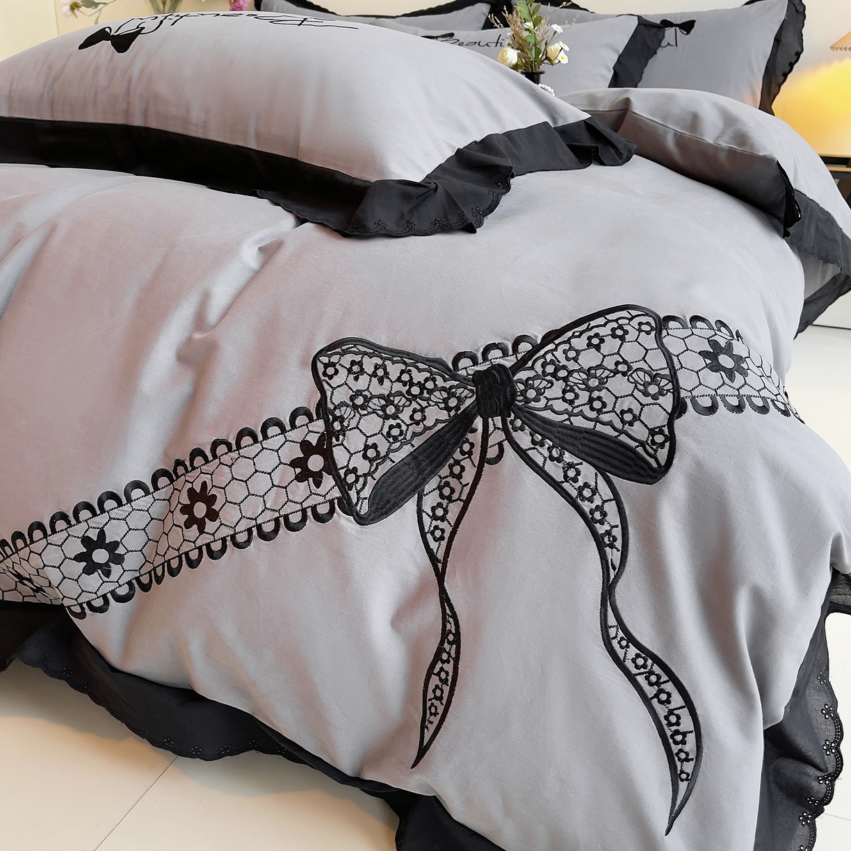 91家纺网 家纺一手货源 找家纺 炫拼家纺 2026新款全棉纯棉韩版磨毛刺绣镂空花边纯棉四件套-邂逅系列 邂逅-高级灰