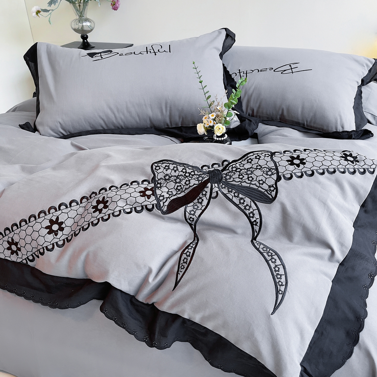 91家纺网 家纺一手货源 找家纺 炫拼家纺 2026新款全棉纯棉韩版磨毛刺绣镂空花边纯棉四件套-邂逅系列 邂逅-高级灰