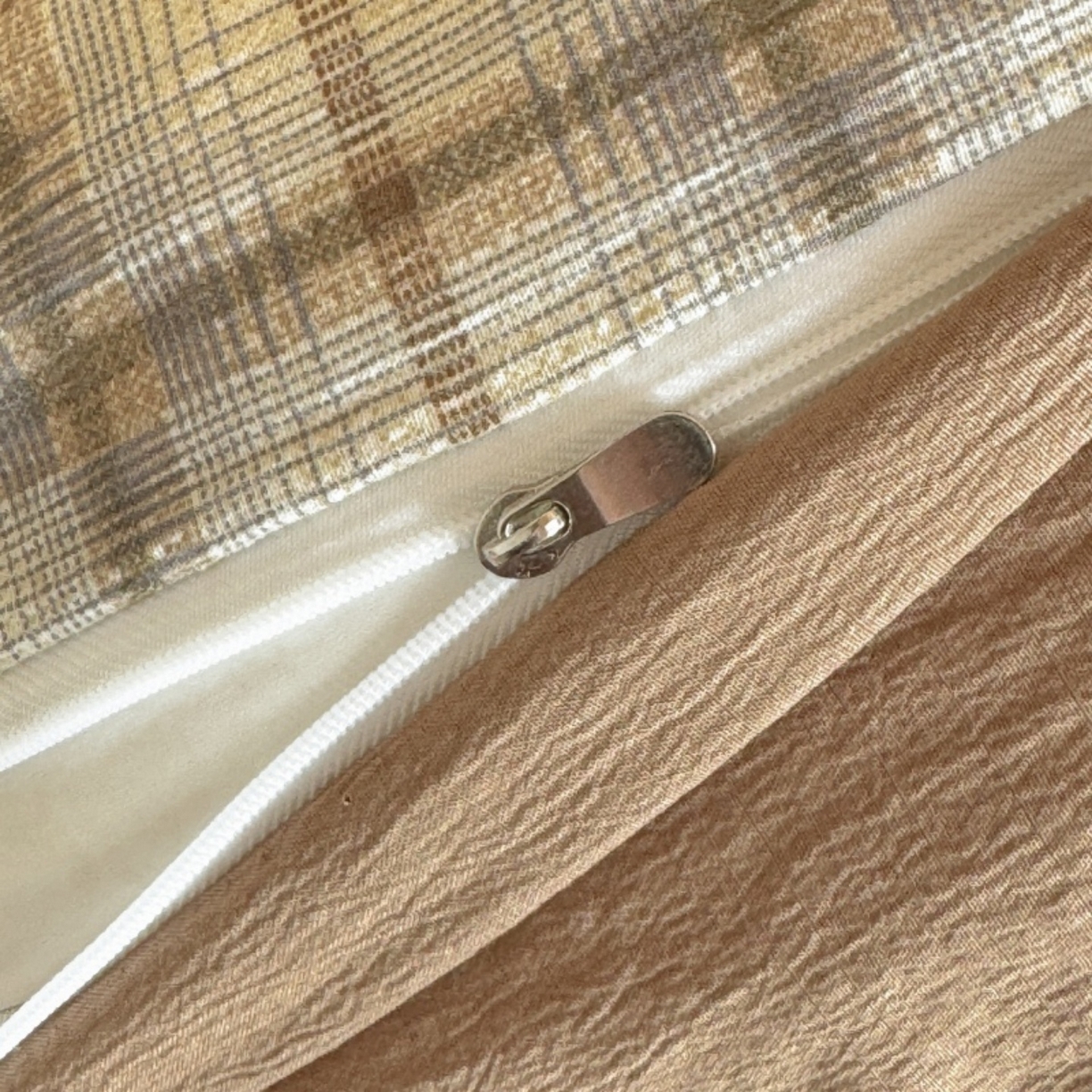 91家纺网 家纺一手货源 找家纺 雨田家纺 2025新款A类汉麻双层纱学生宿舍三件套上下铺三件套 格韵-咖