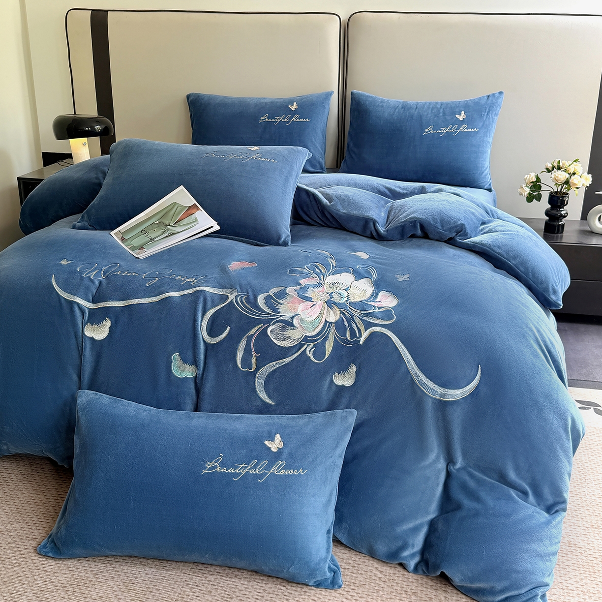 91家纺网 家纺一手货源 找家纺 莱凯家纺 2025新款牛奶绒刺绣四件套 花间醉（宝蓝）