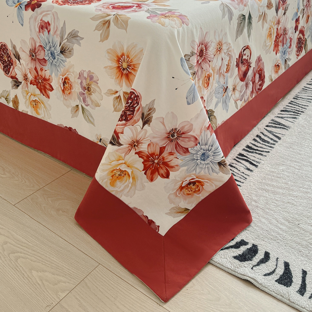 91家纺网 家纺一手货源 找家纺 慕梵家居2025新款100%全棉磨毛包边单床单 石榴花红