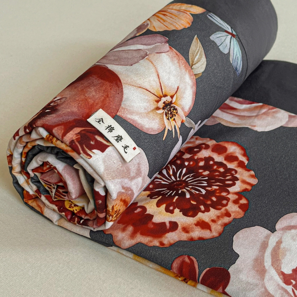 91家纺网 家纺一手货源 找家纺 慕梵家居2025新款100%全棉磨毛包边单床单 石榴花灰