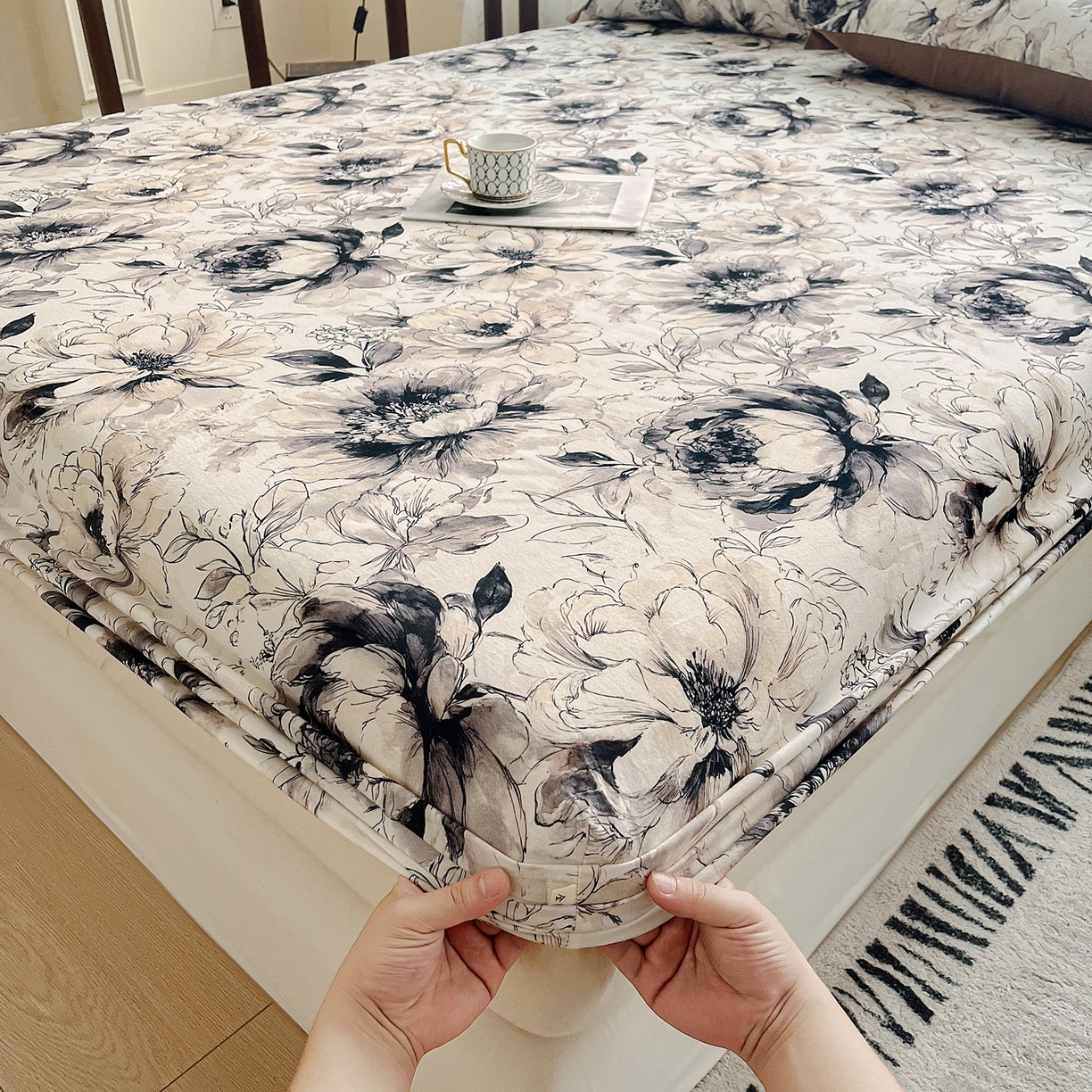 91家纺网 家纺一手货源 找家纺 慕梵家居2025新款100%全棉磨毛包边款床笠 暮秋鎏金