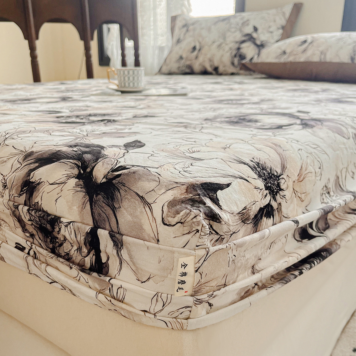 91家纺网 家纺一手货源 找家纺 慕梵家居2025新款100%全棉磨毛包边款床笠 暮秋鎏金