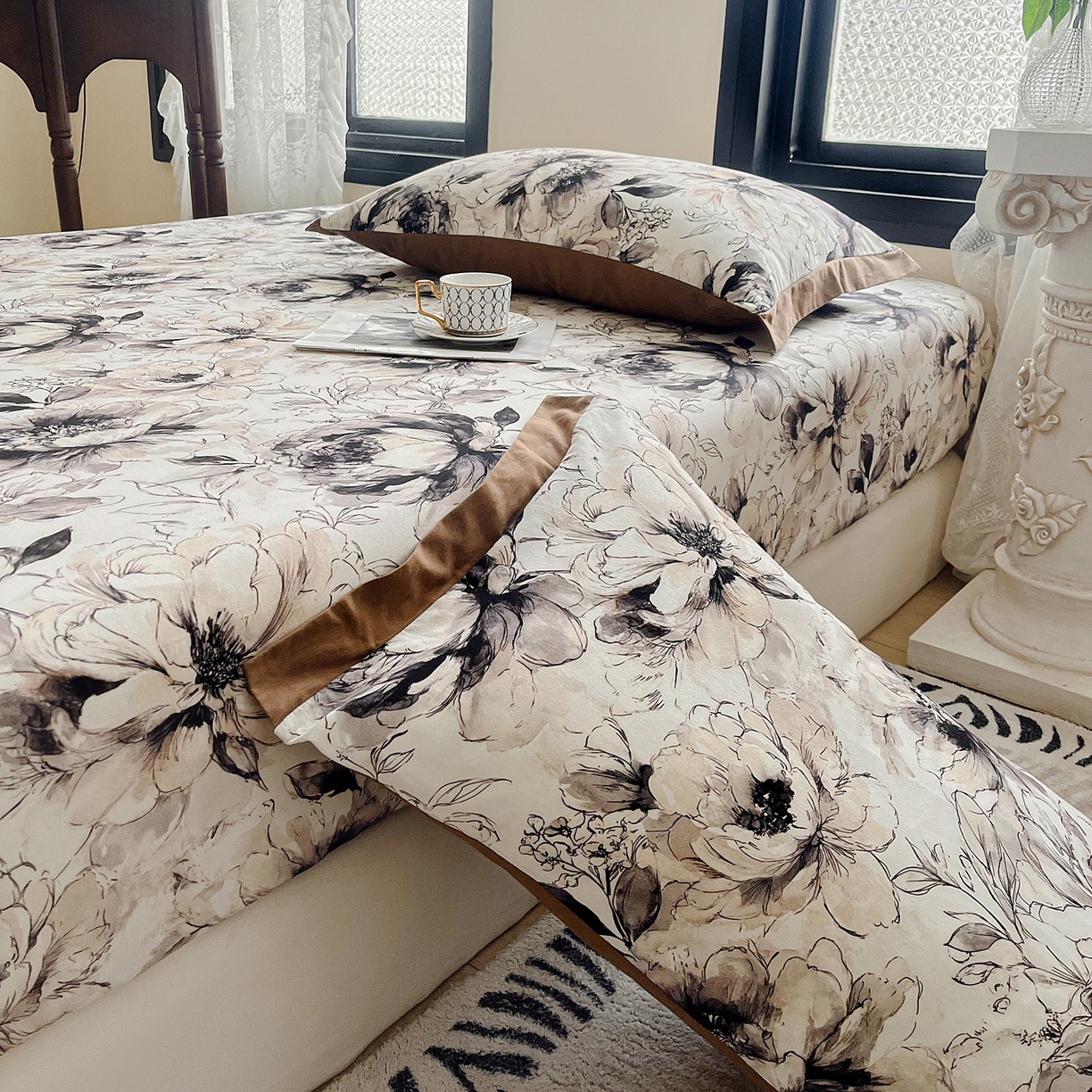 91家纺网 家纺一手货源 找家纺 慕梵家居2025新款100%全棉磨毛包边款床笠 暮秋鎏金