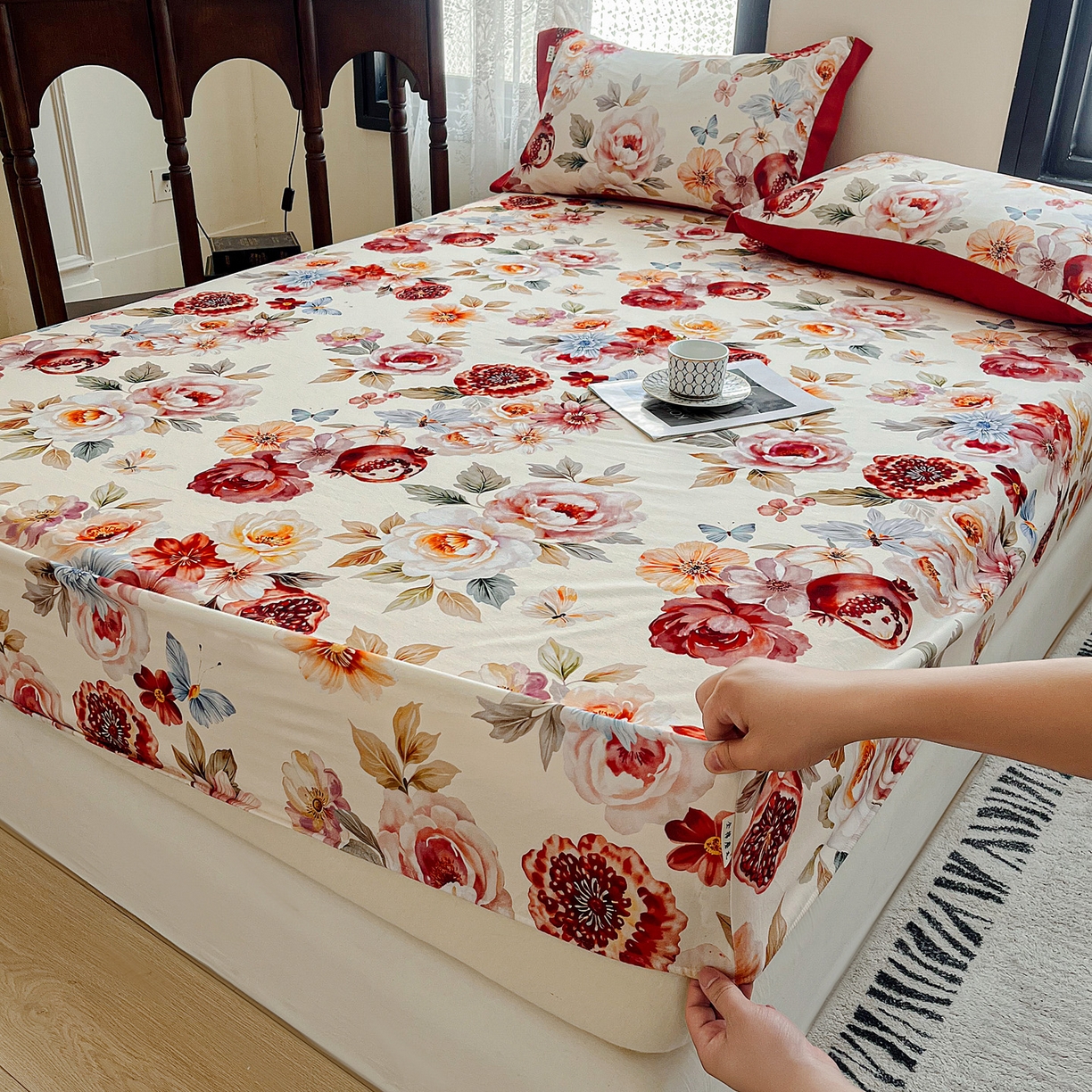 91家纺网 家纺一手货源 找家纺 慕梵家居2025新款100%全棉磨毛包边款床笠 石榴花红