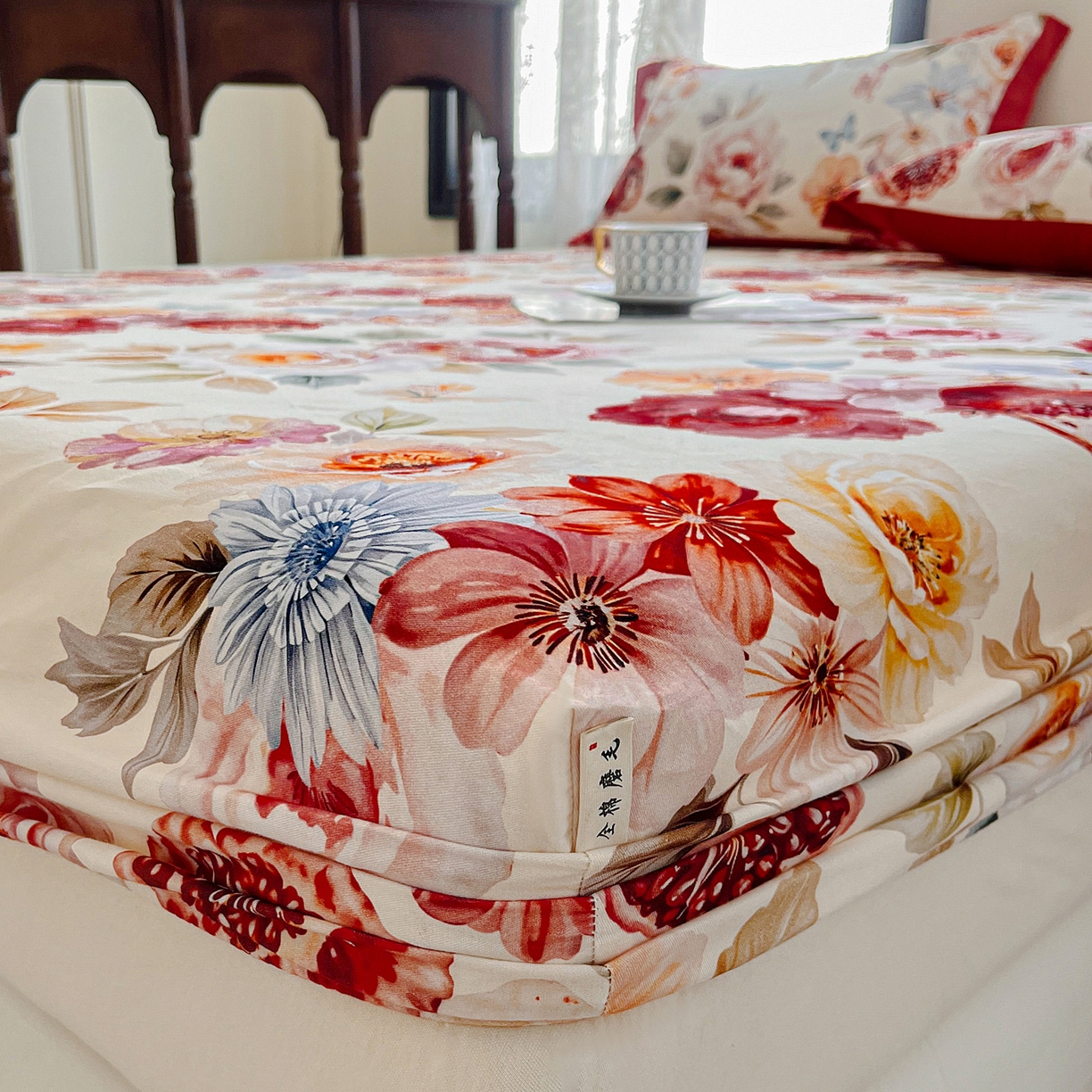 91家纺网 家纺一手货源 找家纺 慕梵家居2025新款100%全棉磨毛包边款床笠 石榴花红