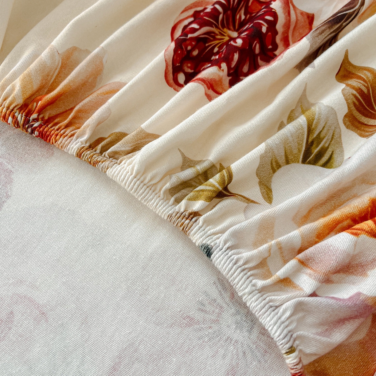 91家纺网 家纺一手货源 找家纺 慕梵家居2025新款100%全棉磨毛包边款床笠 石榴花红