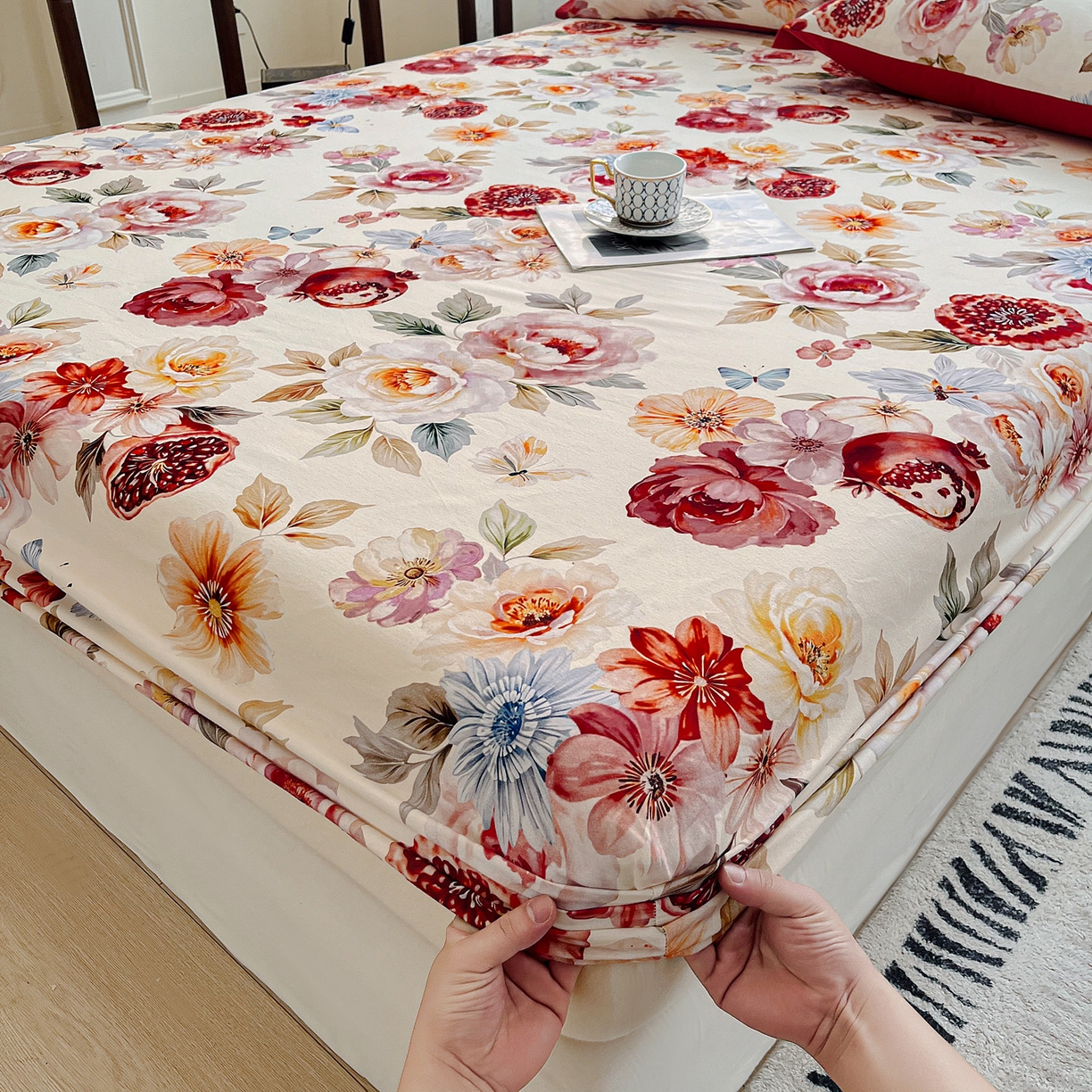 91家纺网 家纺一手货源 找家纺 慕梵家居2025新款100%全棉磨毛包边款床笠 石榴花红