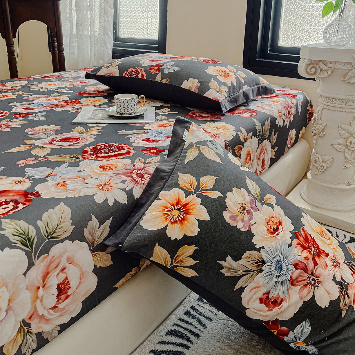 91家纺网 家纺一手货源 找家纺 慕梵家居2025新款100%全棉磨毛包边款床笠 石榴花灰