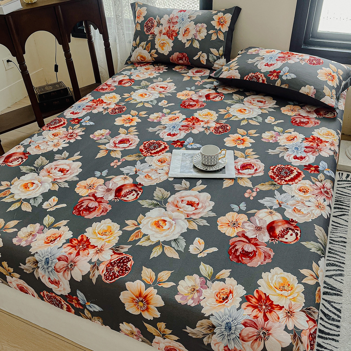 91家纺网 家纺一手货源 找家纺 慕梵家居2025新款100%全棉磨毛包边款床笠 石榴花灰