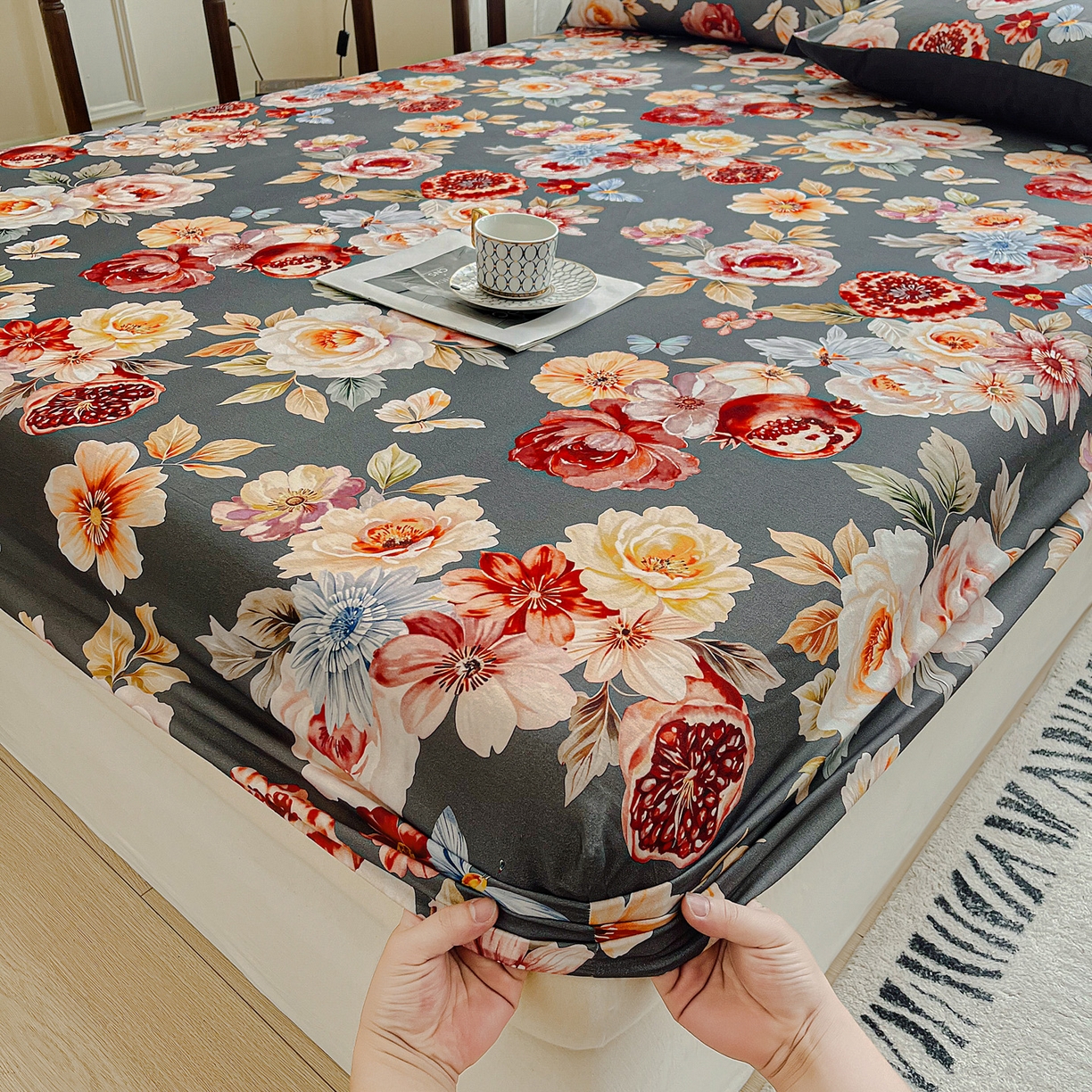 91家纺网 家纺一手货源 找家纺 慕梵家居2025新款100%全棉磨毛包边款床笠 石榴花灰