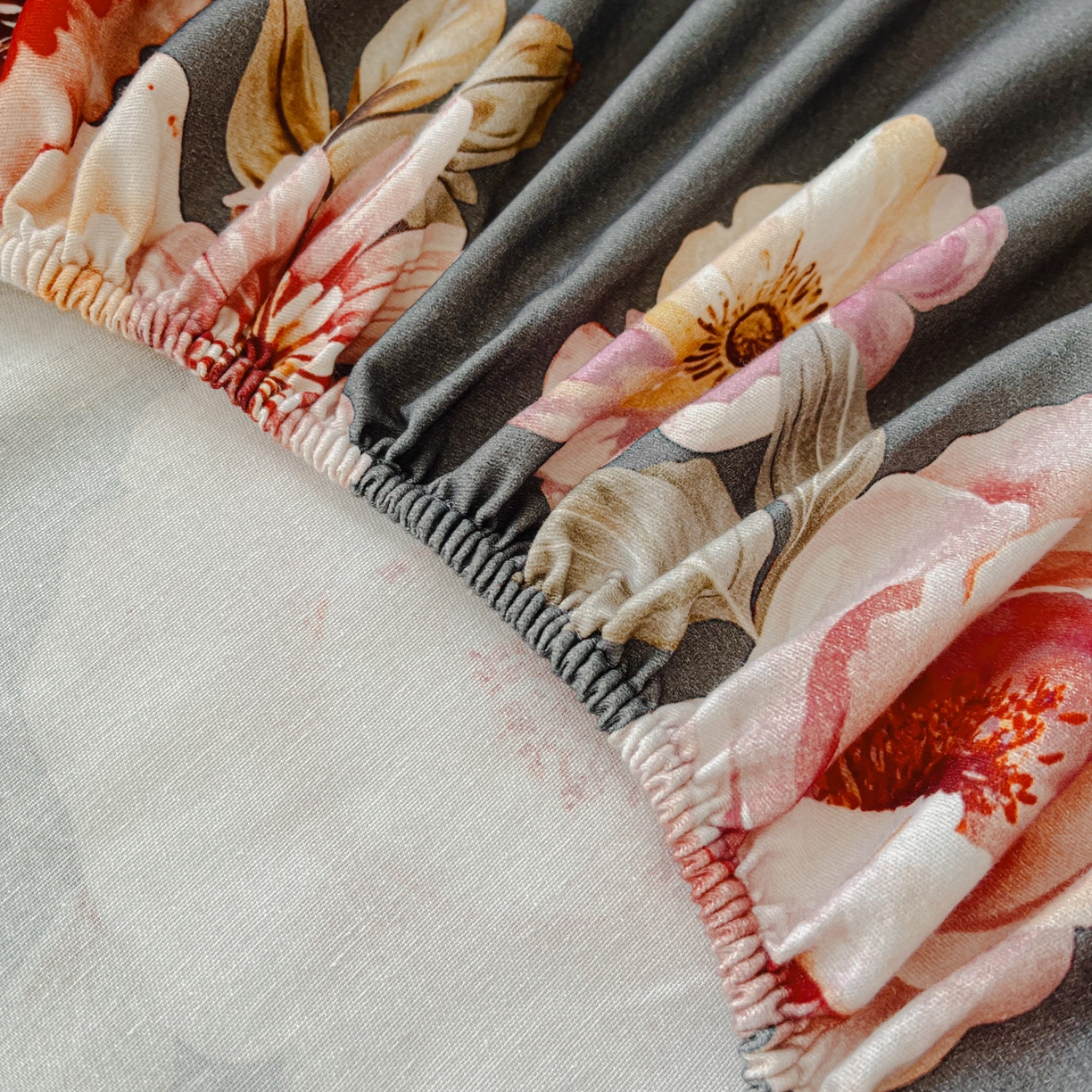 91家纺网 家纺一手货源 找家纺 慕梵家居2025新款100%全棉磨毛包边款床笠 石榴花灰