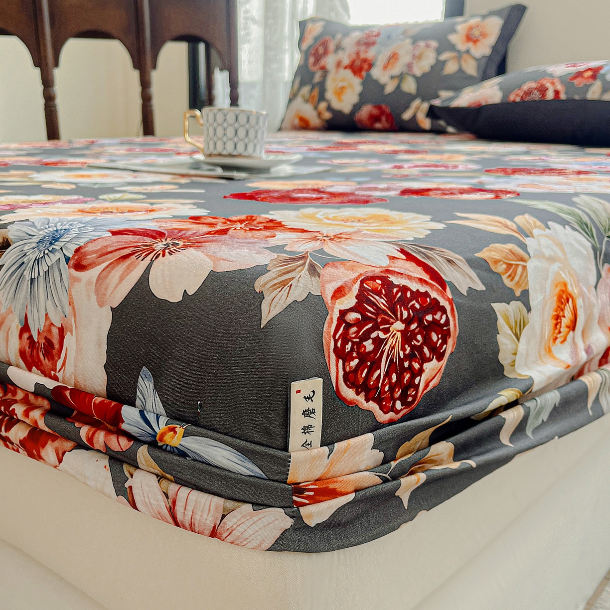 91家纺网 家纺一手货源 找家纺 慕梵家居2025新款100%全棉磨毛包边款床笠 石榴花灰