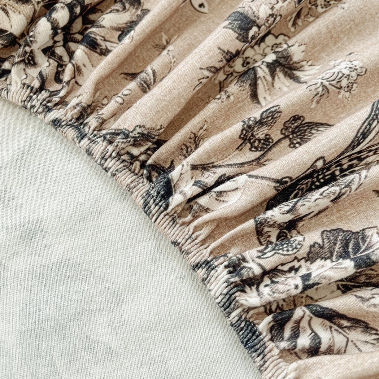 91家纺网 家纺一手货源 找家纺 慕梵家居2025新款100%全棉磨毛包边款床笠 甜梦茶语