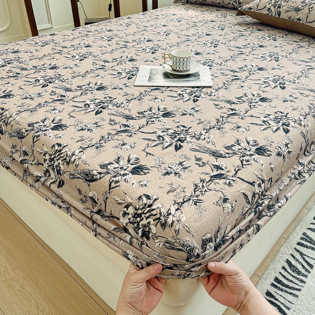 91家纺网 家纺一手货源 找家纺 慕梵家居2025新款100%全棉磨毛包边款床笠 甜梦茶语