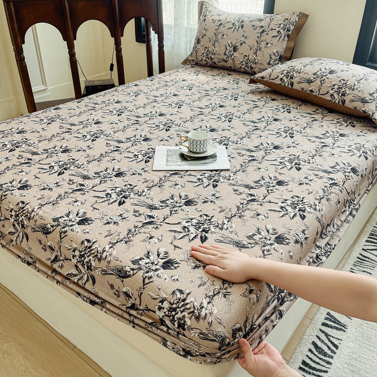 91家纺网 家纺一手货源 找家纺 慕梵家居2025新款100%全棉磨毛包边款床笠 甜梦茶语