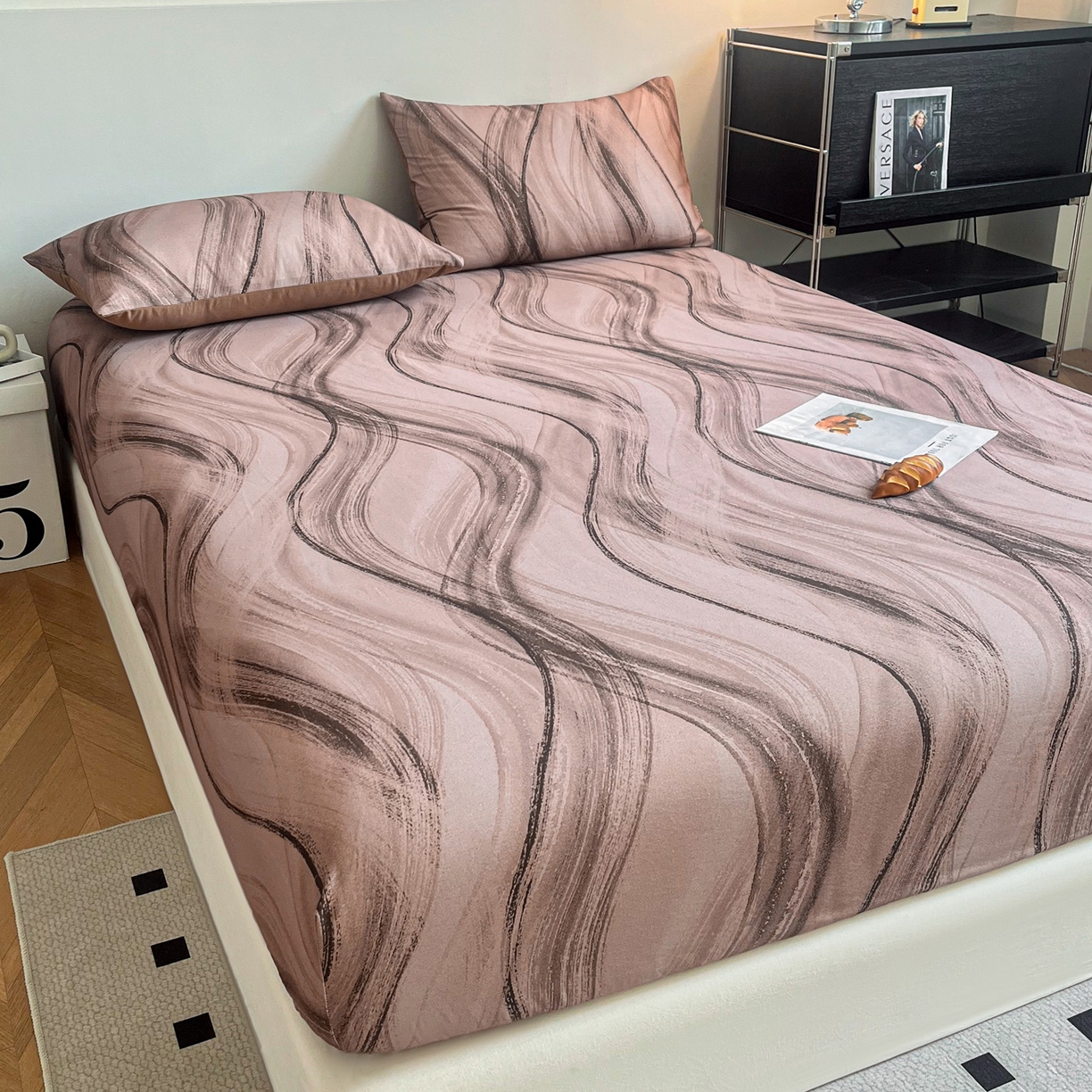 91家纺网 家纺一手货源 找家纺 慕梵家居2025新款100%全棉磨毛单床笠 几何咖