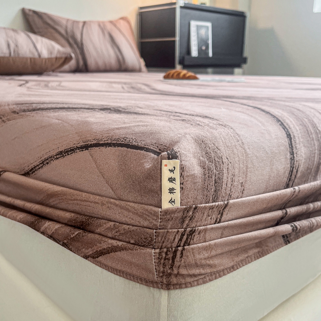 91家纺网 家纺一手货源 找家纺 慕梵家居2025新款100%全棉磨毛单床笠 几何咖