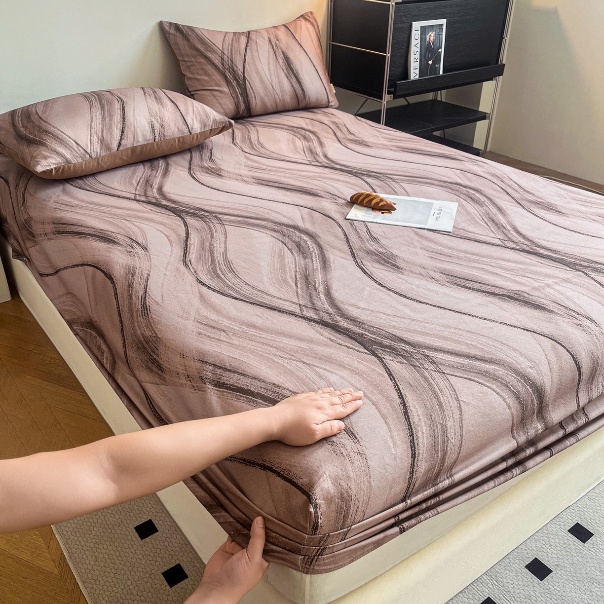 91家纺网 家纺一手货源 找家纺 慕梵家居2025新款100%全棉磨毛单床笠 几何咖