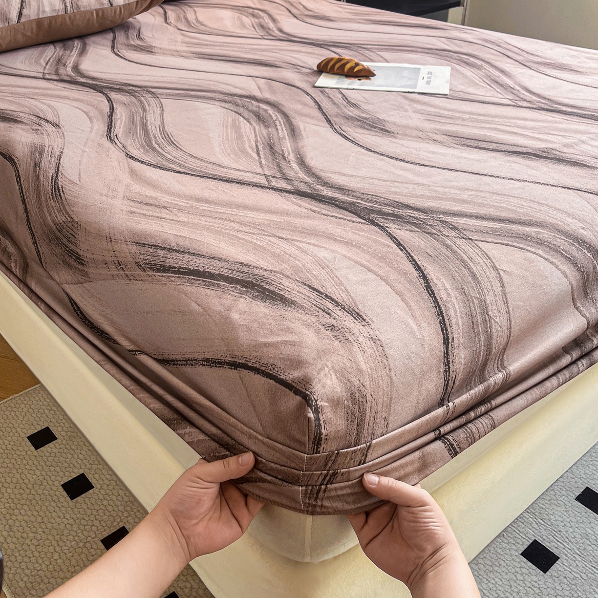 91家纺网 家纺一手货源 找家纺 慕梵家居2025新款100%全棉磨毛单床笠 几何咖