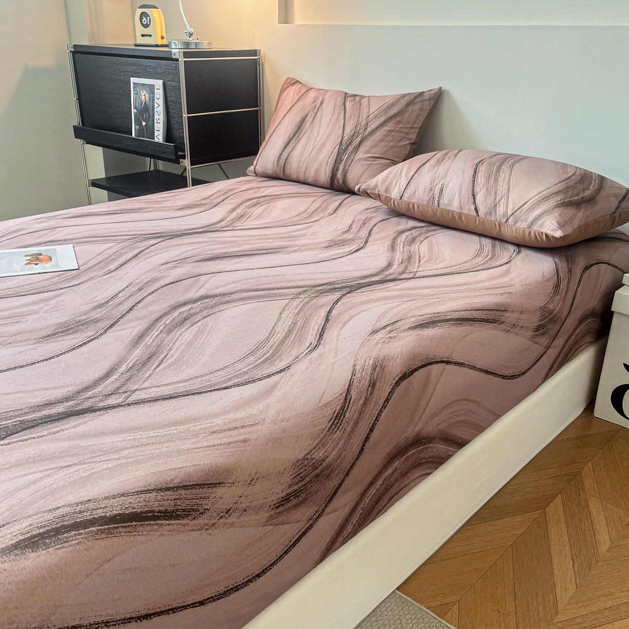 91家纺网 家纺一手货源 找家纺 慕梵家居2025新款100%全棉磨毛单床笠 几何咖