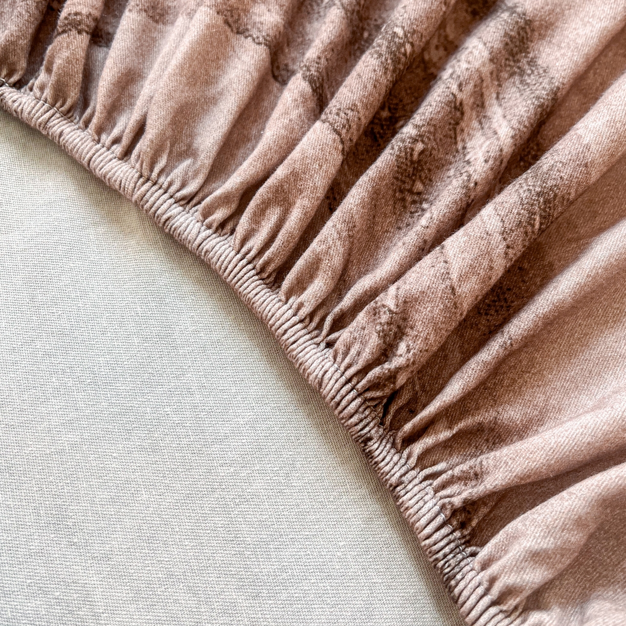 91家纺网 家纺一手货源 找家纺 慕梵家居2025新款100%全棉磨毛单床笠 几何咖