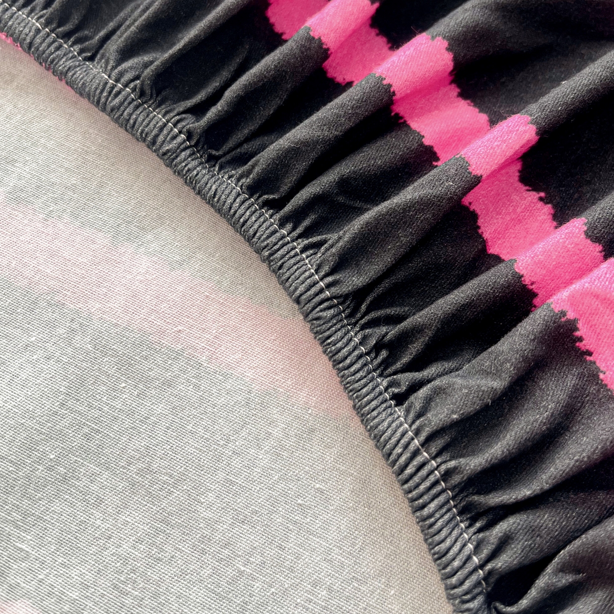 91家纺网 家纺一手货源 找家纺 慕梵家居2025新款100%全棉磨毛单床笠 律动黑