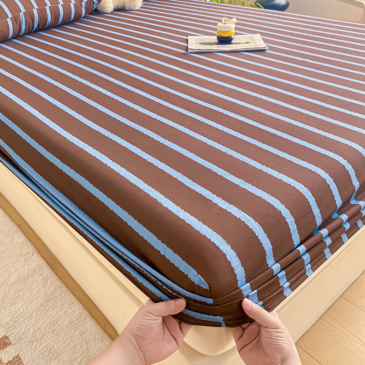 91家纺网 家纺一手货源 找家纺 慕梵家居2025新款100%全棉磨毛单床笠 律动咖