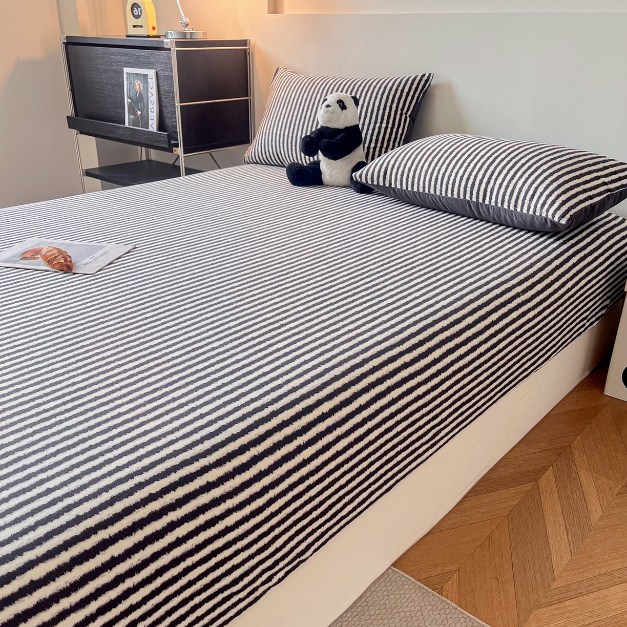 91家纺网 家纺一手货源 找家纺 慕梵家居2025新款100%全棉磨毛单床笠 墨白