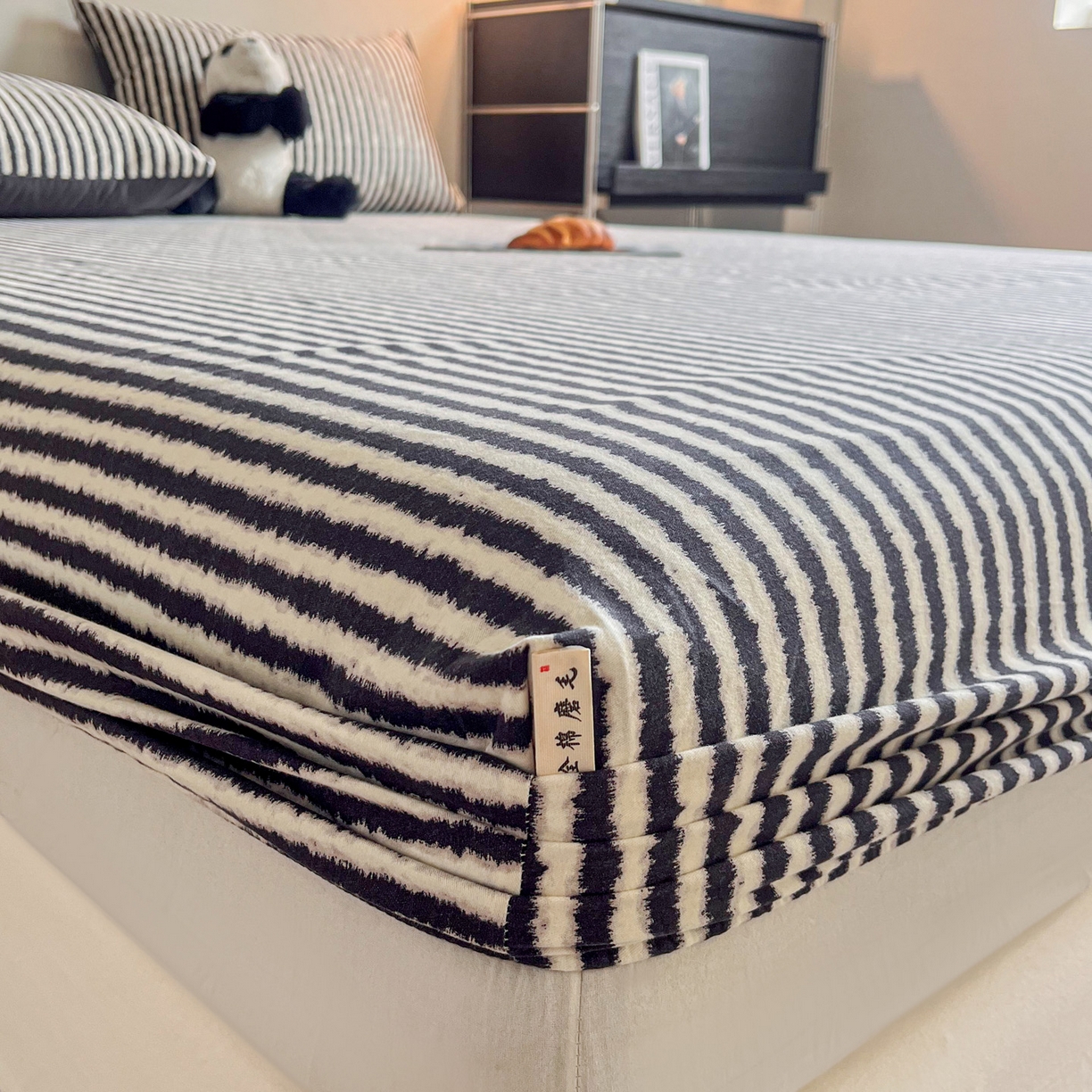 91家纺网 家纺一手货源 找家纺 慕梵家居2025新款100%全棉磨毛单床笠 墨白