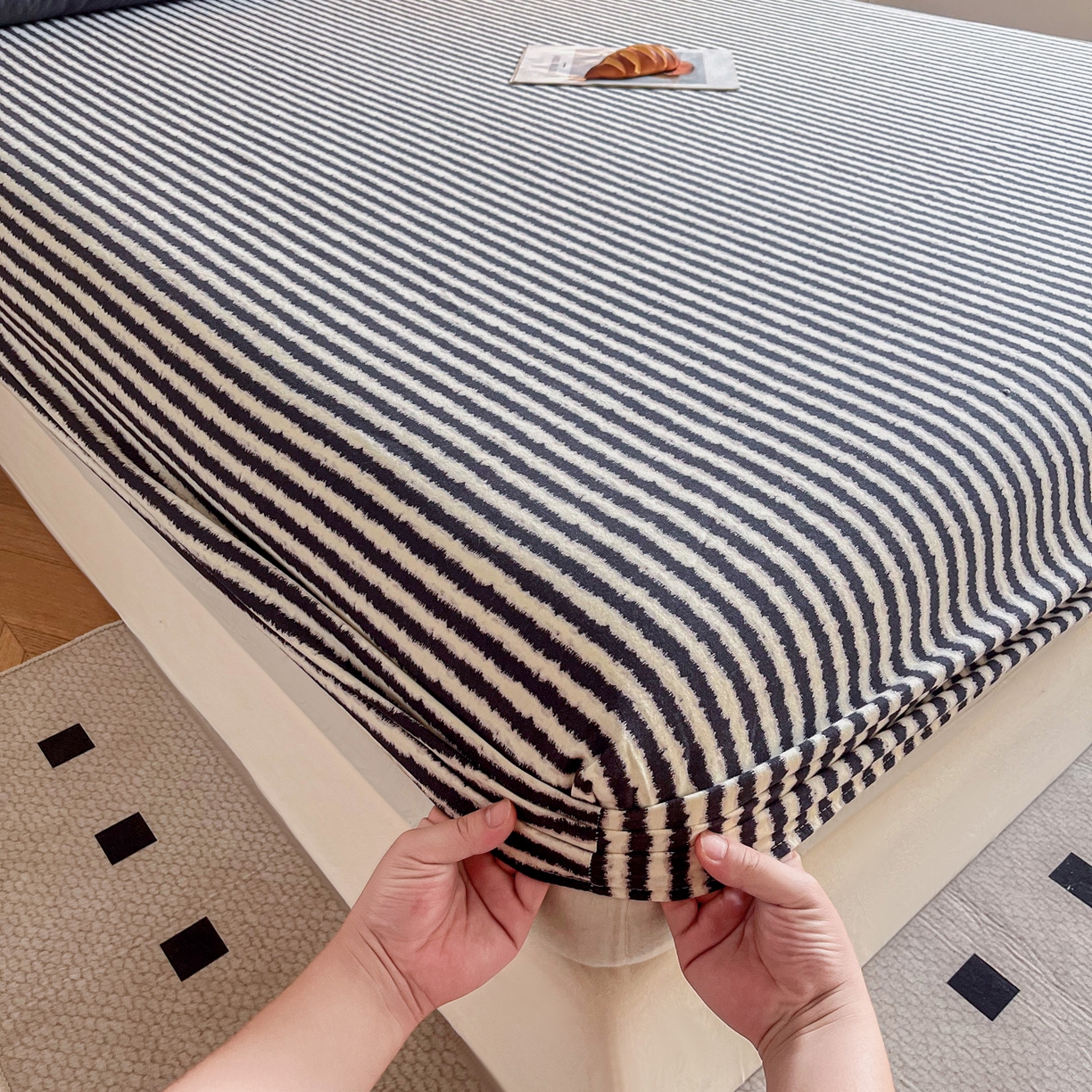 91家纺网 家纺一手货源 找家纺 慕梵家居2025新款100%全棉磨毛单床笠 墨白