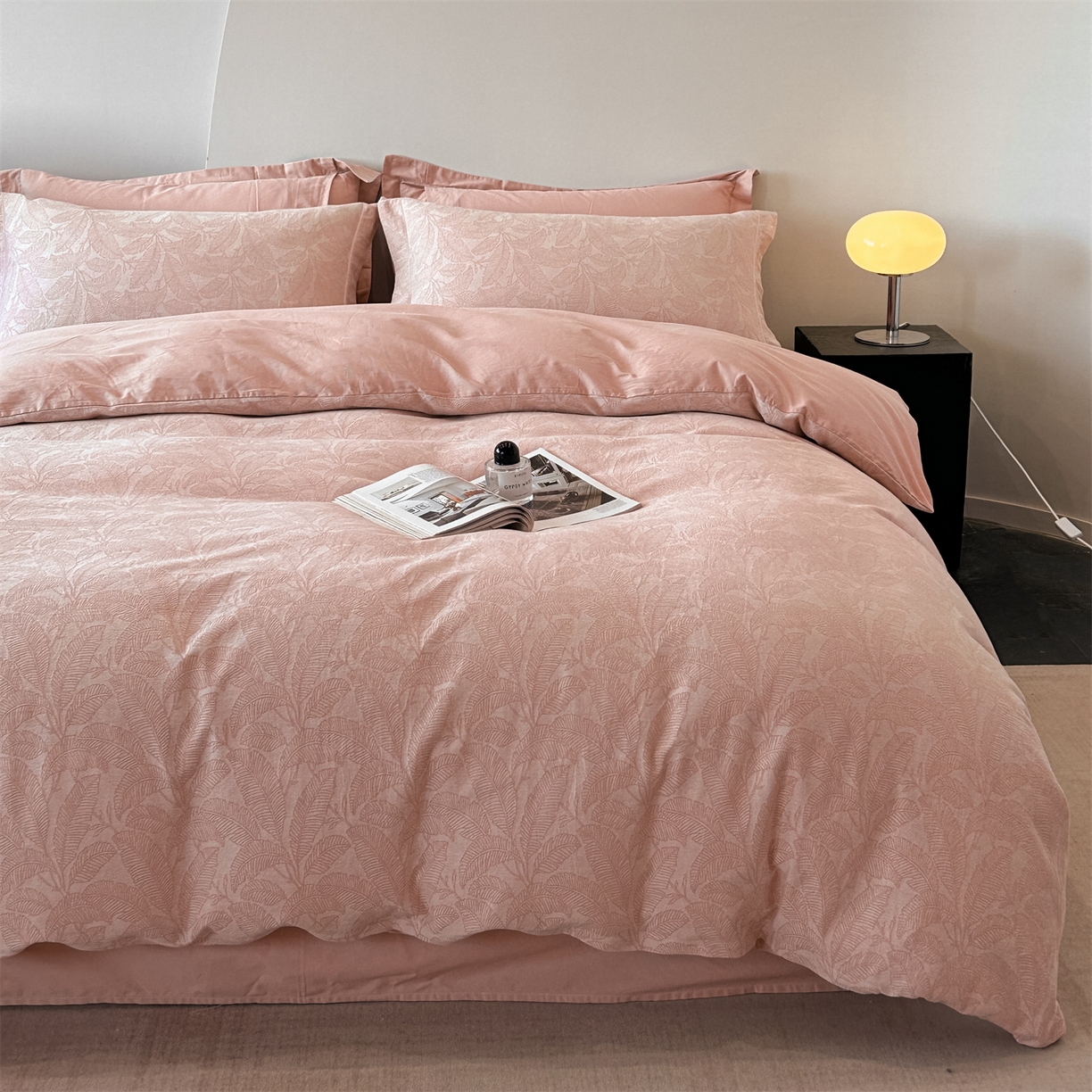 91家纺网 家纺一手货源 找家纺 锦彩家居 2025新款A类60支全棉色织提花四件套 琼枝玉叶-粉玉