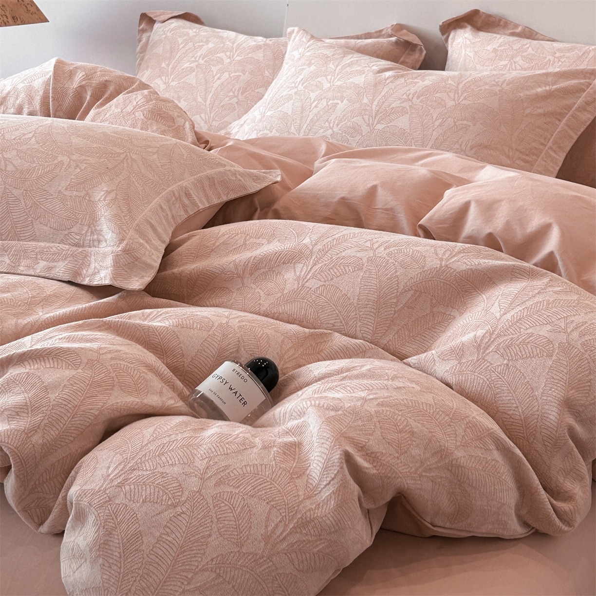 91家纺网 家纺一手货源 找家纺 锦彩家居 2025新款A类60支全棉色织提花四件套 琼枝玉叶-粉玉