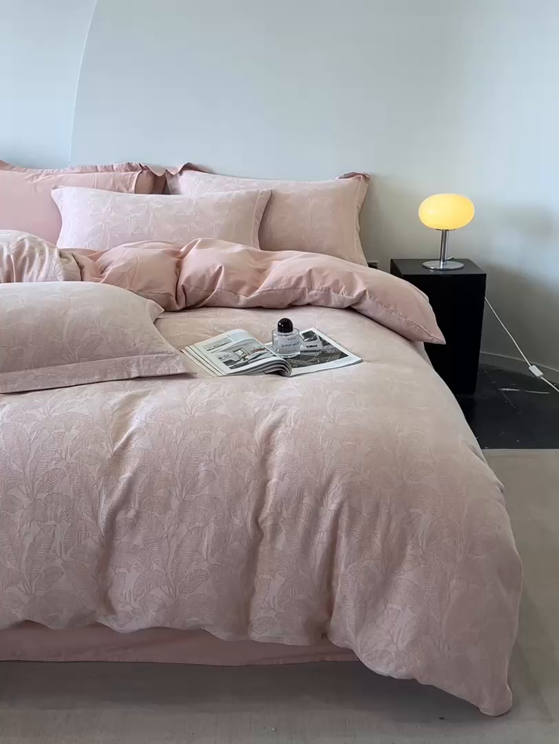 91家纺网 家纺一手货源 找家纺 锦彩家居 2025新款A类60支全棉色织提花四件套 琼枝玉叶-粉玉