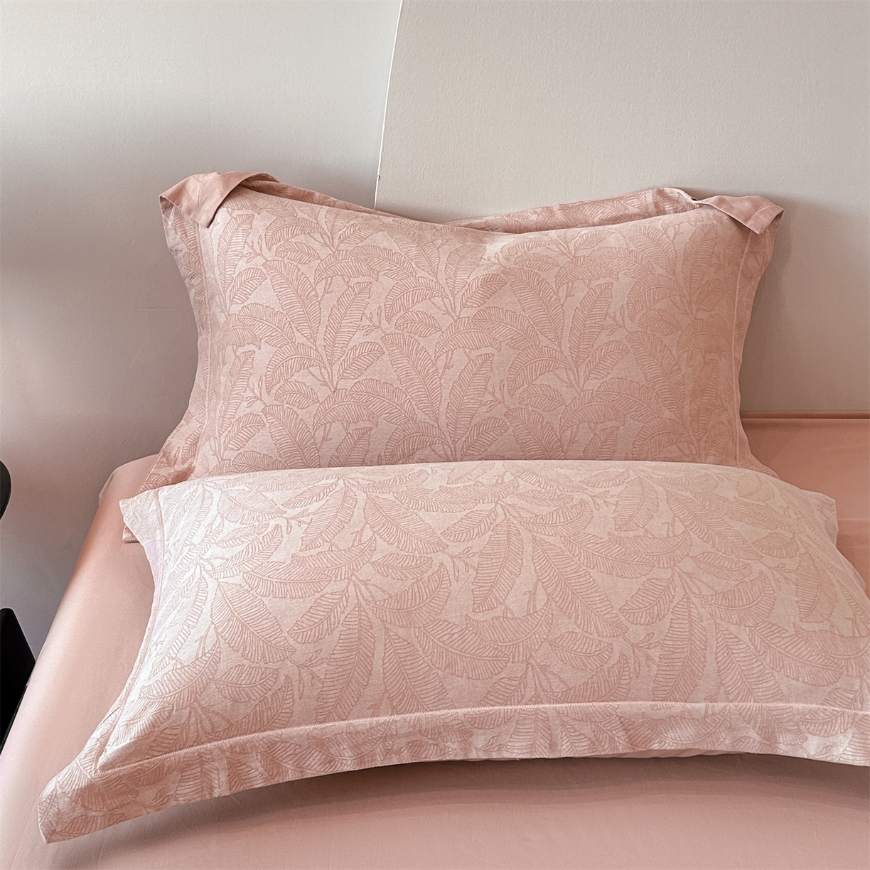 91家纺网 家纺一手货源 找家纺 锦彩家居 2025新款A类60支全棉色织提花四件套 琼枝玉叶-粉玉